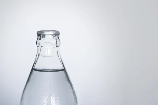 Botella de agua dulce aislada sobre fondo blanco, Botella de agua de cristal pequeña, Botella de agua sobre fondo blanco de alta definición . — Foto de Stock