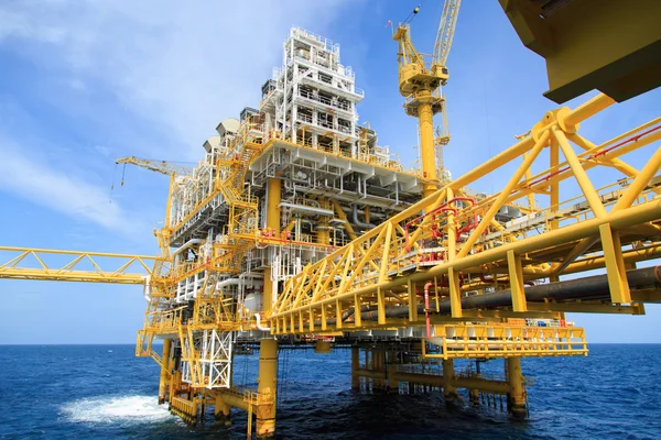Plataforma de construcción para la producción de energía.Plataforma de petróleo y gas en el golfo o el mar, La energía mundial, Petróleo mar adentro y construcción de plataformas . — Foto de Stock