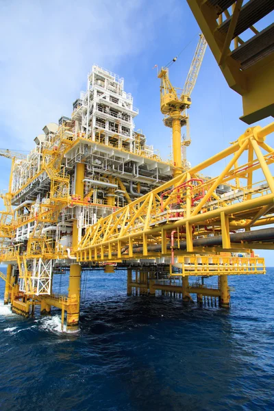 Plataforma de construção para a produção de energia.Plataforma de petróleo e gás no golfo ou no mar, A energia mundial, petróleo offshore e construção de equipamentos . — Fotografia de Stock