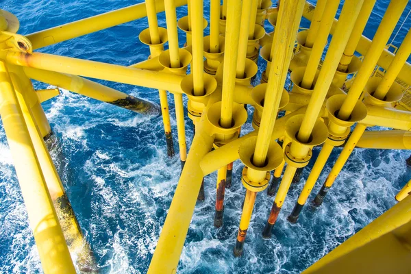 Oil and Gas Producing Slots at Offshore Platform, Oil and Gas Industry. Well head slot on the platform or rig. Production and Explorer industry — Stock Photo, Image