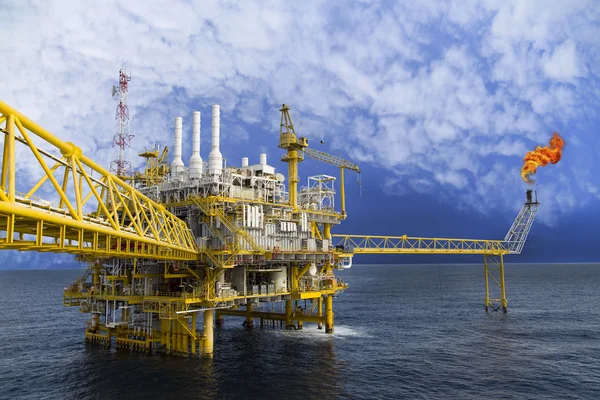 Plataforma de petróleo e gás ou plataforma de construção no golfo ou no mar, processo de produção para a indústria de petróleo e gás — Fotografia de Stock