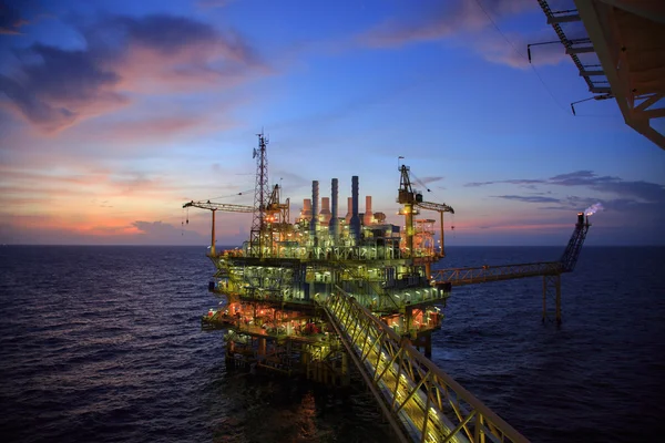 Πλατφόρμα πετρελαίου και φυσικού αερίου ή κατασκευή πλατφόρμα μέσα στον κόλπο ή τη θάλασσα, διαδικασία παραγωγής για τη βιομηχανία πετρελαίου και φυσικού αερίου — Φωτογραφία Αρχείου