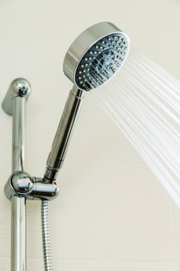 Sıska gümüş duş baş suyla banyoda akan, banyo ekipmanları.