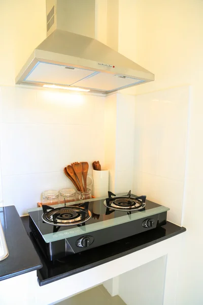 Закрыть газовую плиту в кухне. Современный интерьер кухни — стоковое фото