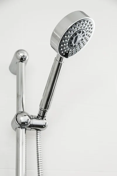 Srebrny prysznicu w łazience z wody krople płynie, wyposażenie łazienki. — Zdjęcie stockowe