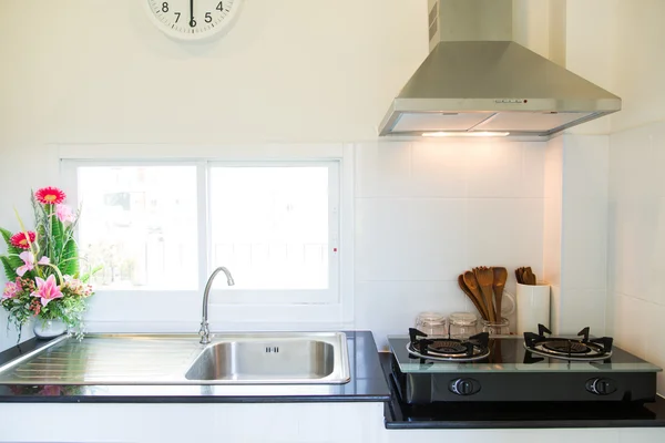 Primer plano de la estufa de gas en la sala de cocina. Interior de cocina moderna —  Fotos de Stock