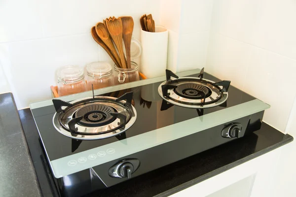 Close-up van de gas-kookplaat in keuken kamer. Moderne keuken interieur — Stockfoto