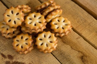 Ev yapımı kurabiye ahşap arka plan üzerinde tatlı kurabiye ahşap bir masa üzerinde kapat,