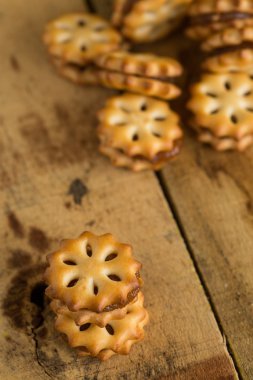 Ev yapımı kurabiye ahşap arka plan üzerinde tatlı kurabiye ahşap bir masa üzerinde kapat,