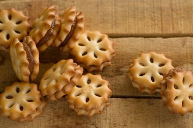 Ev yapımı kurabiye ahşap arka plan üzerinde tatlı kurabiye ahşap bir masa üzerinde kapat,