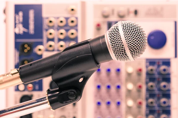 Microphone with retro picture style, Close up of microphone in concert hall or conference room, Close up old microphone in conference room — Stock Photo, Image