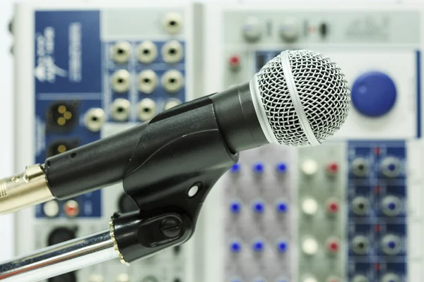 Close-up de microfone na sala de concertos ou na sala de conferências, Close up de microfone antigo na sala de conferências — Fotografia de Stock