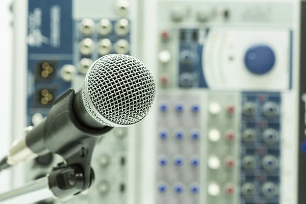Gros plan du microphone dans la salle de concert ou de conférence, Gros plan du vieux microphone dans la salle de conférence — Photo