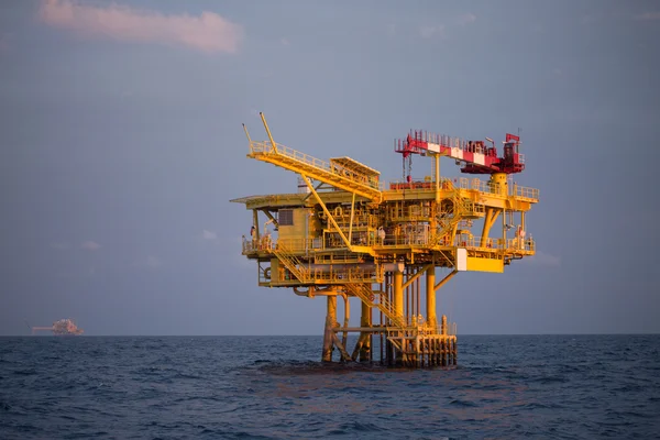Plataforma de construcción offshore para la producción de petróleo y gas, industria del petróleo y gas y trabajo duro, plataforma de producción y proceso de operación por función manual y automática . — Foto de Stock