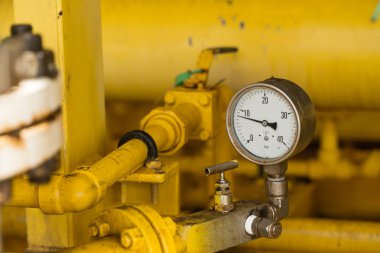 Monitör durumu için petrol ve gaz üretim süreci, sanayi iş, sanayi arka plan ve ölçüm yakından kısas ölçer basınç göstergesi