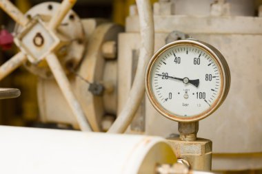 Monitör durumu için petrol ve gaz üretim süreci, sanayi iş, sanayi arka plan ve ölçüm yakından kısas ölçer basınç göstergesi