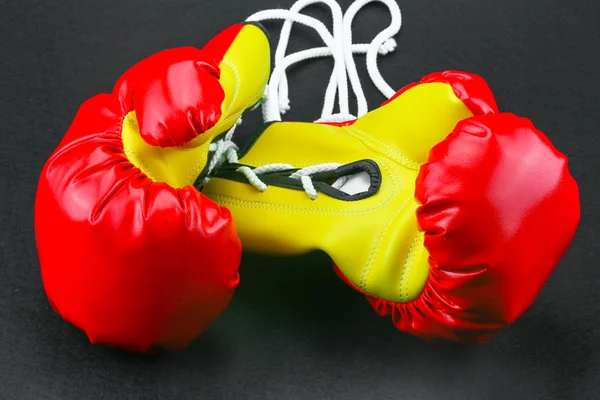Красные кожаные боксерские перчатки изолированы, Боксерские перчатки задний план, популярный вид спорта для бойцов . — стоковое фото