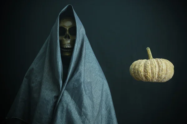 Concetto e sfondo Halloween, Messaggero della morte con zucca ad Halloween, Fantasma con sfondo nero . — Foto Stock