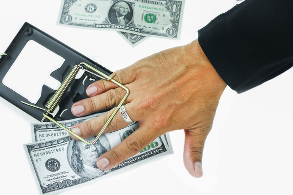 Ловушка с долларовыми купюрами на белом фоне, риск в бизнесе, бизнесмен, берущий деньги из мышеловки
