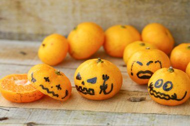 Taze portakal yemek odası ahşap tablo. Sağlıklı meyve taze portakal ahşap arka plan üzerinde kilo kaybetmek için.