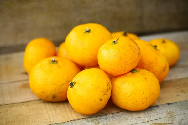 Frische Orange auf Holztisch im Esszimmer. gesunde Früchte zum Abnehmen, frische Orangen auf Holzgrund. — Stockfoto