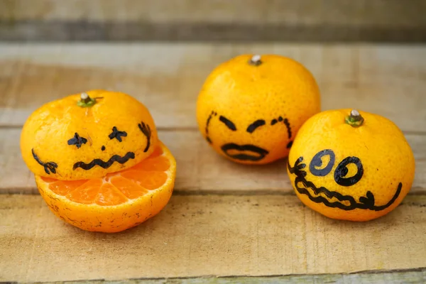 Jeruk segar di meja kayu di ruang makan. Buah sehat untuk menurunkan berat badan, jeruk segar di latar belakang kayu . — Stok Foto