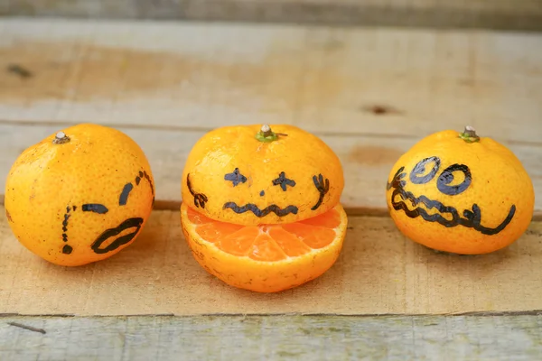 Arancio fresco su tavolo in legno in sala da pranzo. Frutta sana per perdere peso, arance fresche su sfondo di legno . — Foto Stock