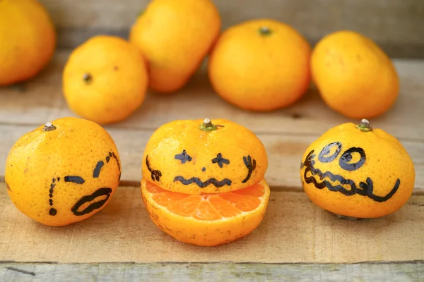 Vers sinaasappel op houten tafel in de eetkamer. Gezond fruit voor afvallen, verse sinaasappelen op houten achtergrond. — Stockfoto