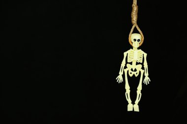 iflas kavramı, ip ilmek önde, Cadılar Bayramı arka plan asılı cellat düğümü ile.