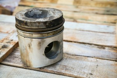ahşap arka plan, oto parçaları sanayi ve yedek parçaları arka plan, piston hasar zor işleri Engine piston.