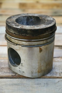 ahşap arka plan, oto parçaları sanayi ve yedek parçaları arka plan, piston hasar zor işleri Engine piston.