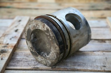 ahşap arka plan, oto parçaları sanayi ve yedek parçaları arka plan, piston hasar zor işleri Engine piston.