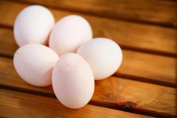 Ägg i boet på naturen, färska ägg för matlagning eller råvara, färska ägg bakgrund. — Stockfoto