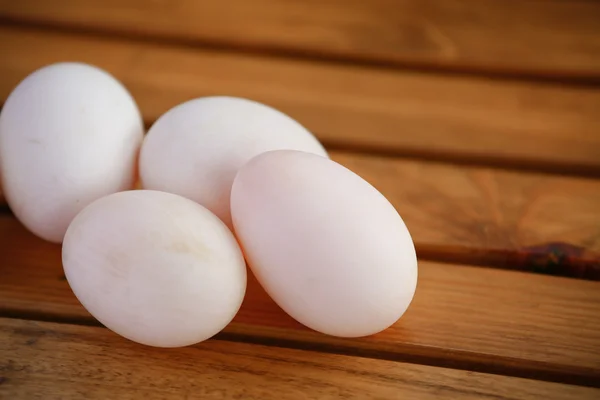 Ägg i boet på naturen, färska ägg för matlagning eller råvara, färska ägg bakgrund. — Stockfoto