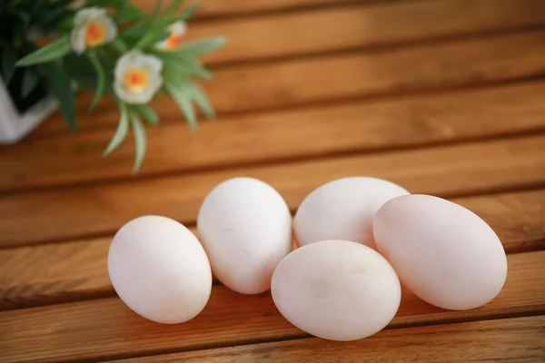 Ägg i boet på naturen, färska ägg för matlagning eller råvara, färska ägg bakgrund. — Stockfoto