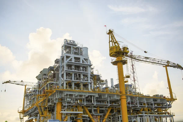Plataforma de construcción offshore para la producción de petróleo y gas, industria del petróleo y gas y trabajo duro, plataforma de producción y proceso de operación por función manual y automática . —  Fotos de Stock