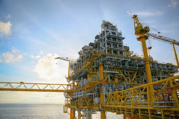 Plataforma de construcción offshore para la producción de petróleo y gas, industria del petróleo y gas y trabajo duro, plataforma de producción y proceso de operación por función manual y automática . —  Fotos de Stock