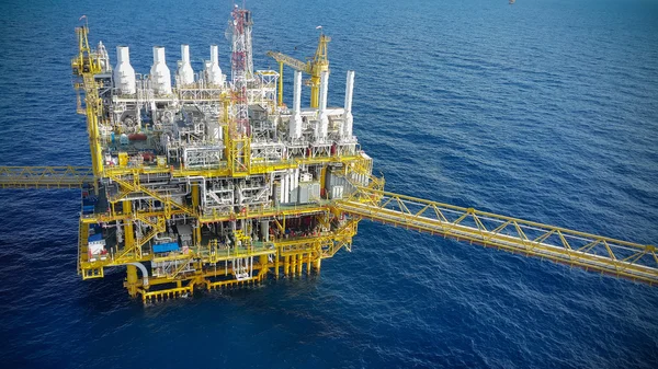 Üretim petrol ve gaz, petrol ve gaz endüstrisi ve sert iş için offshore inşaat platform, üretim platformu ve işlemi manuel ve otomatik işlev tarafından işlem. — Stok fotoğraf
