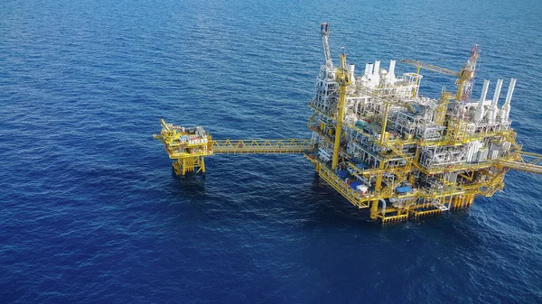 Piattaforma di costruzione offshore per l'industria petrolifera e del gas, l'industria petrolifera e del gas e il duro lavoro, la piattaforma di produzione e il processo operativo mediante funzione manuale e automatica . — Foto Stock