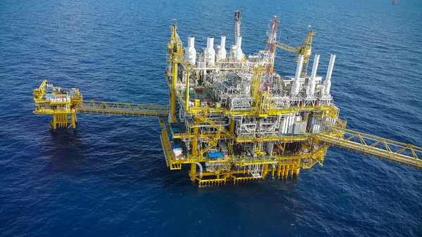 Piattaforma di costruzione offshore per l'industria petrolifera e del gas, l'industria petrolifera e del gas e il duro lavoro, la piattaforma di produzione e il processo operativo mediante funzione manuale e automatica . — Foto Stock