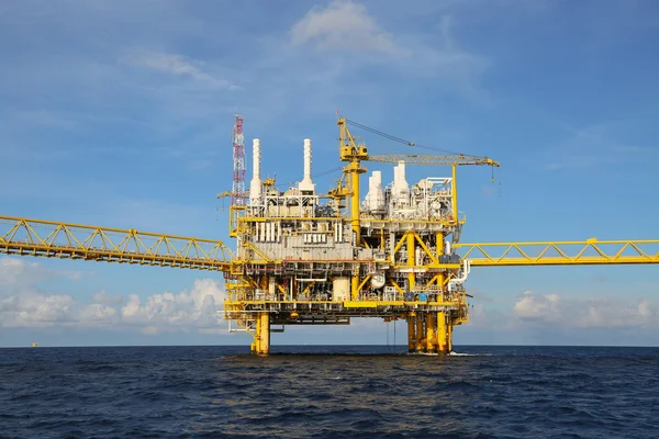 Offshore-Bauplattform für Öl- und Gasförderung, Öl- und Gasindustrie und harte Arbeit, Produktionsplattform und Betriebsprozess durch manuelle und automatische Funktion. — Stockfoto