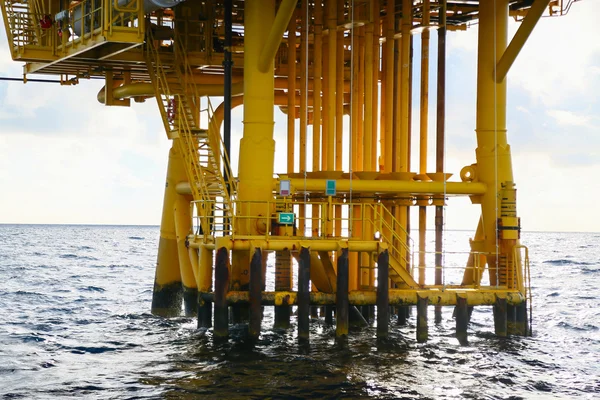 Plataforma de construção offshore para produção de petróleo e gás, indústria de petróleo e gás e trabalho duro, plataforma de produção e processo de operação por função manual e automática . — Fotografia de Stock