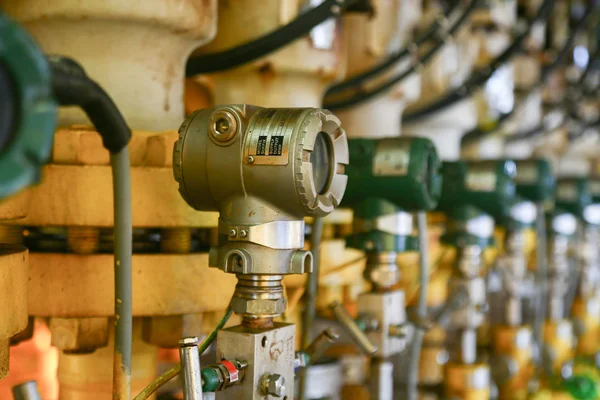 Transmisor de presión en el proceso de petróleo y gas, enviar señal al controlador y la presión de lectura en el sistema . — Foto de Stock