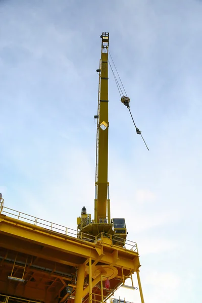 Operación de grúa transfiere carga en la plataforma y carga en movimiento desde el barco de suministro, elevación pesada en la plataforma de construcción de petróleo y gas . —  Fotos de Stock