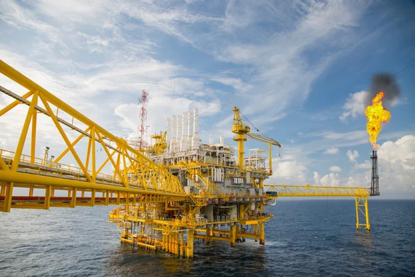 Offshore inşaat platformu üretim petrol ve gaz vintage resim stili, petrol ve gaz endüstrisi ve sıkı çalışma, üretim platformu ve işlemi manuel ve otomatik işlev tarafından işlem.