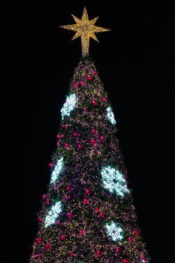 Noel süsleri veya Noel ağacı ışık hazırlamak için günü'nü kutlamak, Bokeh ışık iyi kullanmak için arka plan, Noel arka plan ve metin için boş alanı soyut