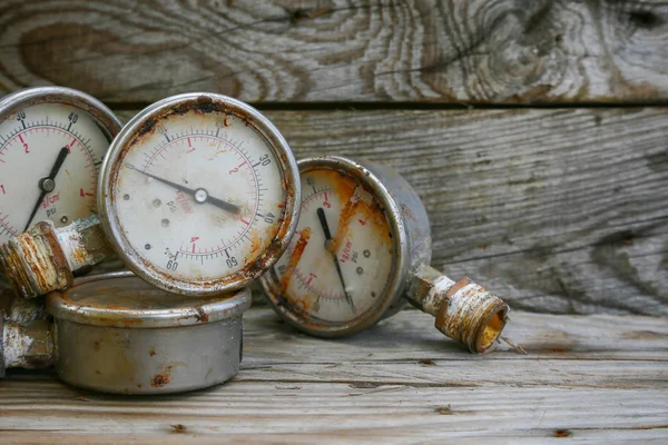 Old pressure gauge on wooden background and empty area for text, damage gauge from operation oil and gas production process. — Stock Photo, Image