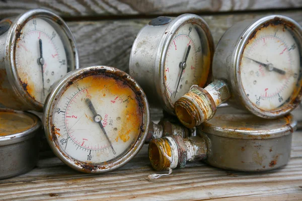 Altes Manometer auf Holzgrund und leere Fläche für Text, Schadensanzeiger aus Betrieb Öl- und Gasförderung. — Stockfoto