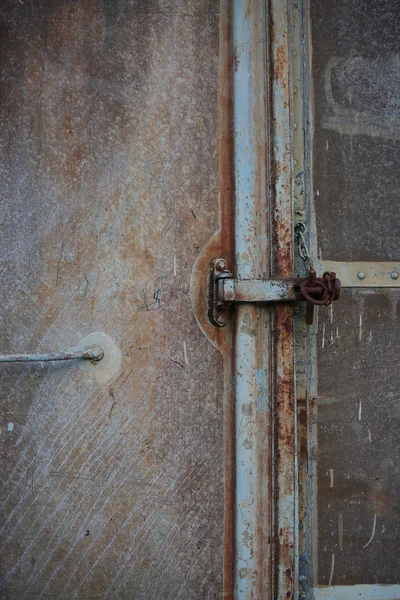 Puerta antigua o puerta vieja con posición cercana, puerta vieja cerrada, no puede pasar la puerta causar daños . — Foto de Stock