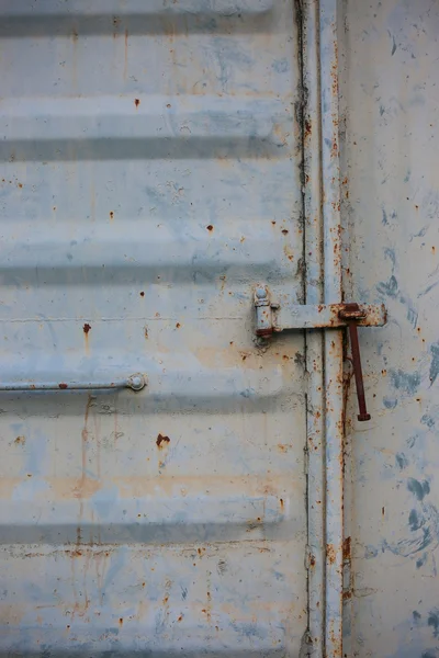 Puerta antigua o puerta vieja con posición cercana, puerta vieja cerrada, no puede pasar la puerta causar daños . — Foto de Stock